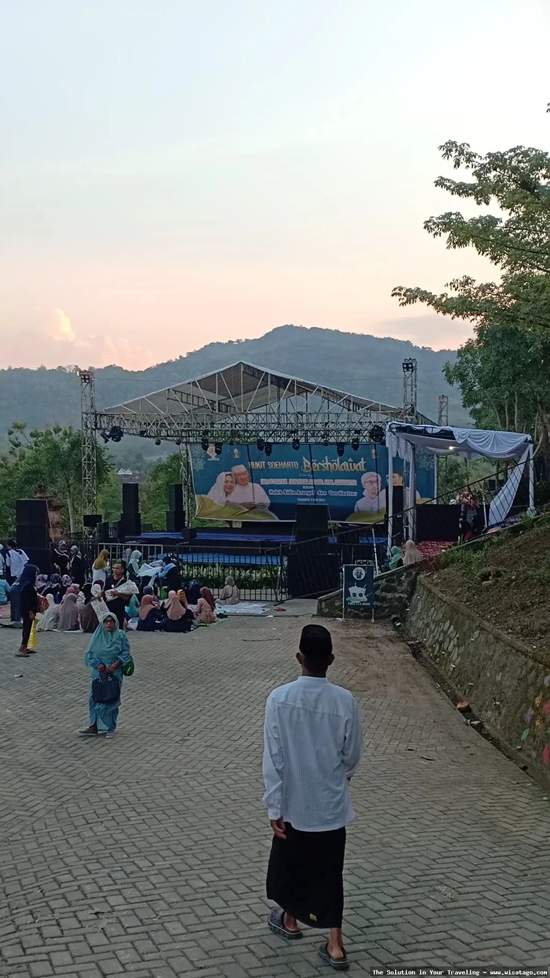 Puncak Bukit Suharto dengan pemandangan indah