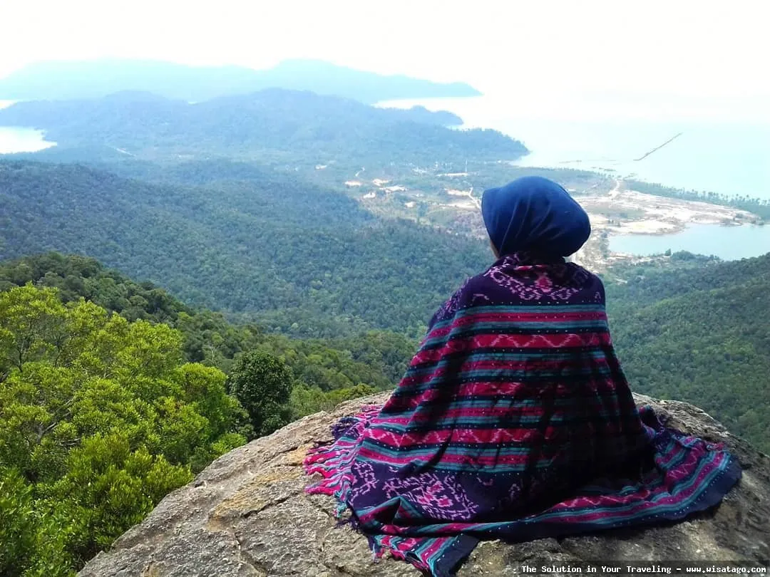Puncak Gunung Jantan yang menantang.