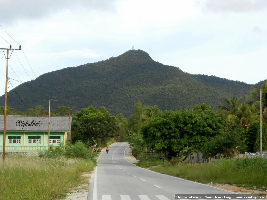 Puncak Gunung Jantan gagah menjulang tinggi