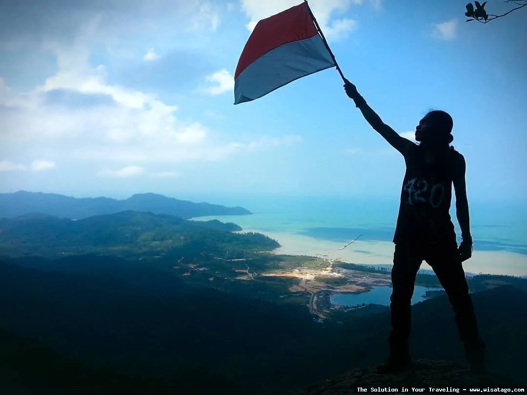Puncak Gunung Jantan yang menantang.