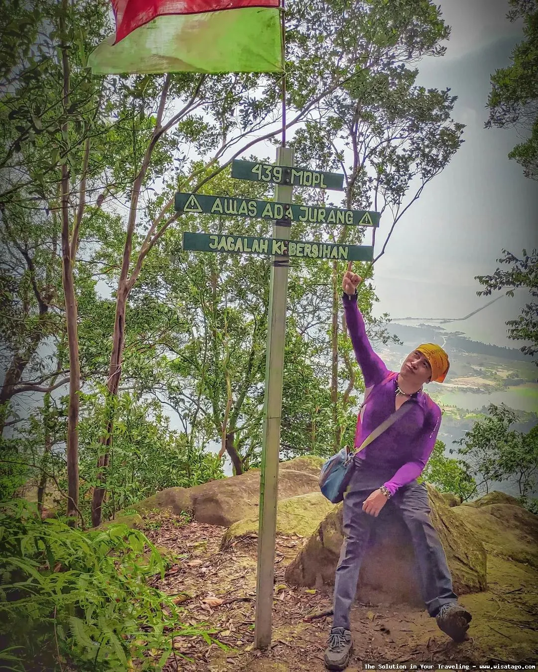 Puncak Gunung Jantan yang menantang.