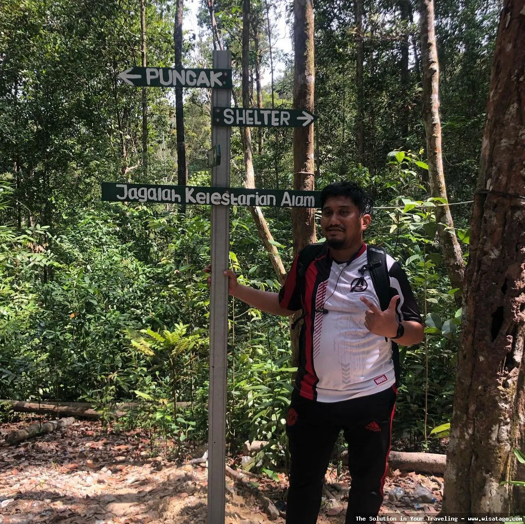 Puncak Gunung Jantan yang menantang.