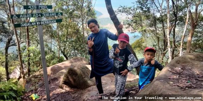 Puncak Gunung Jantan gagah menjulang tinggi