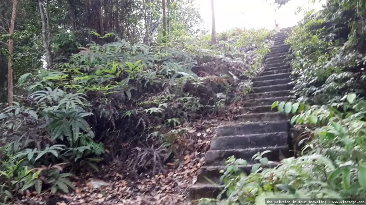 Puncak Gunung Jantan yang megah menjulang