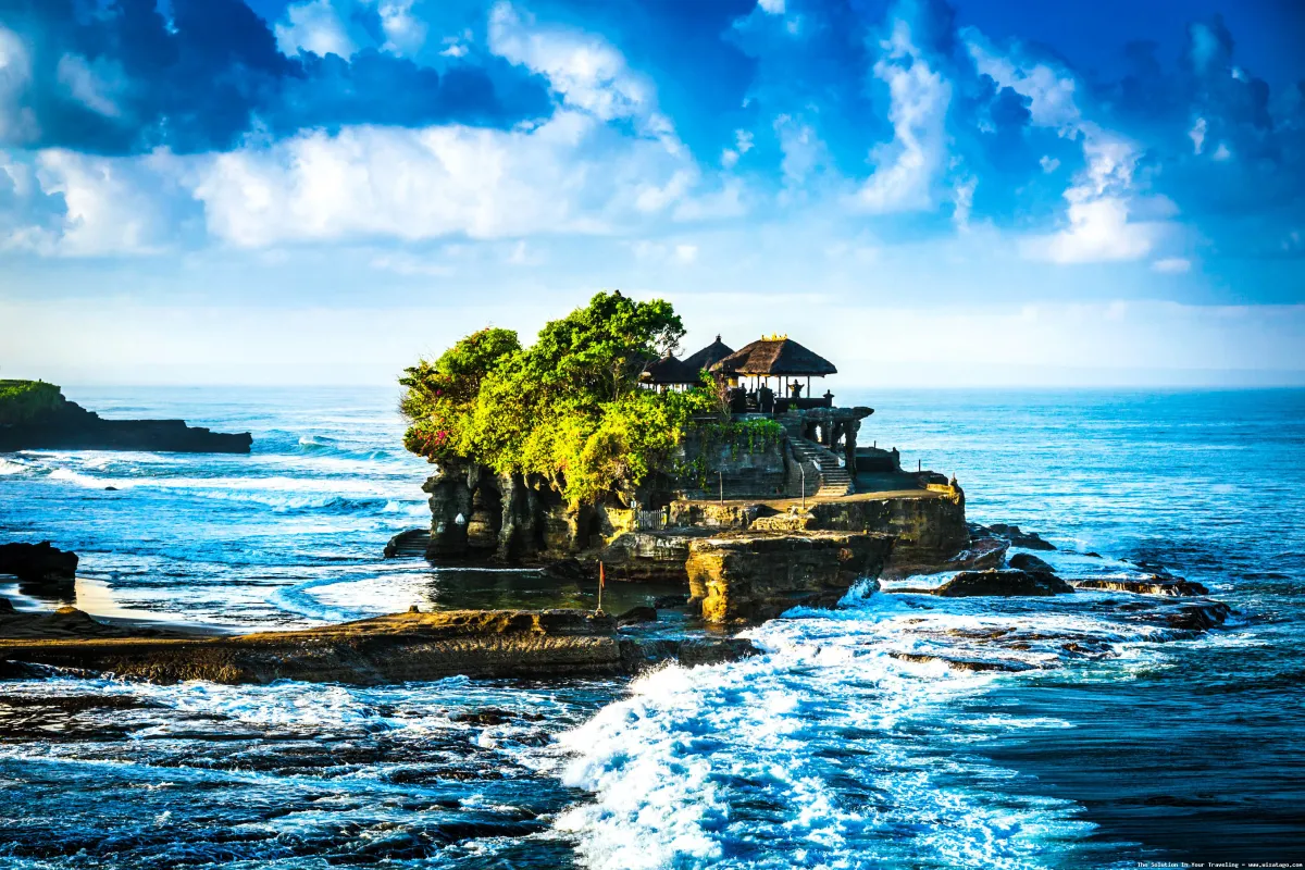 Pura Tanah Lot saat matahari terbenam