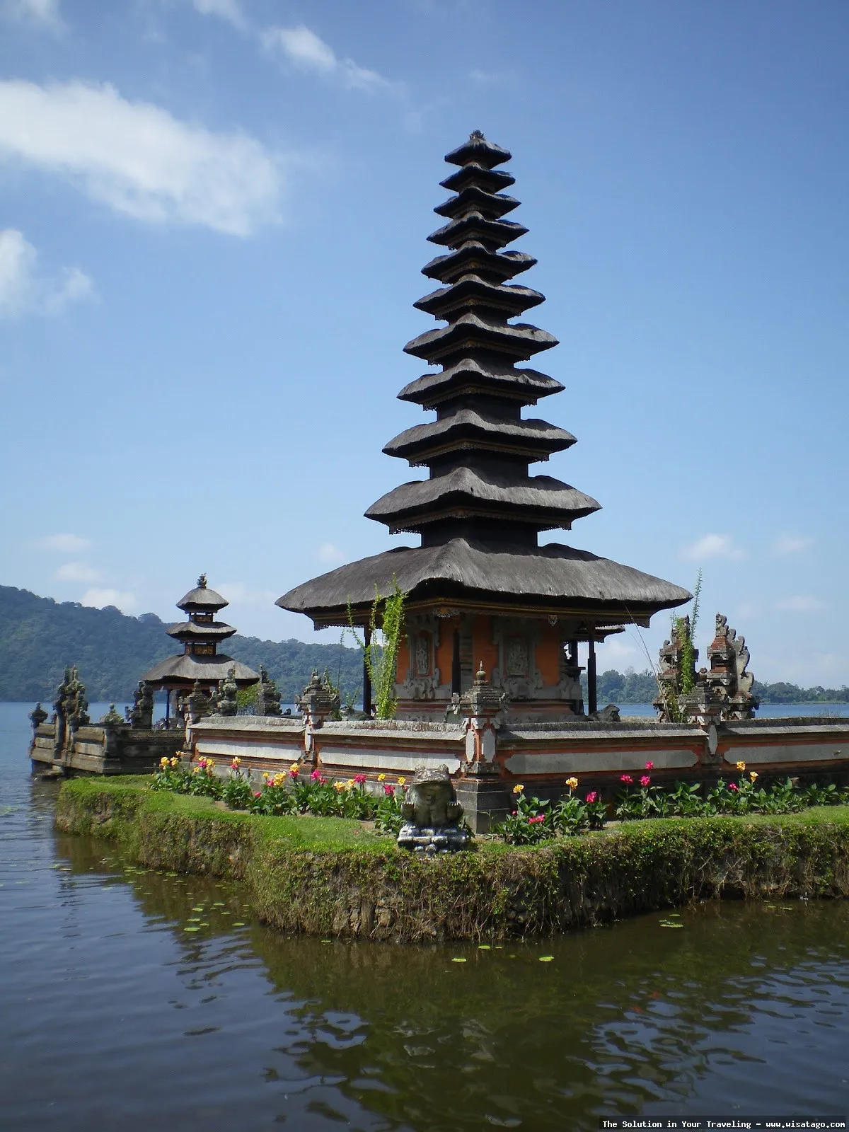 Pura Tanah Lot yang megah di laut