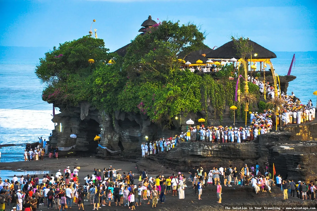 Pura Tanah Lot saat matahari terbenam