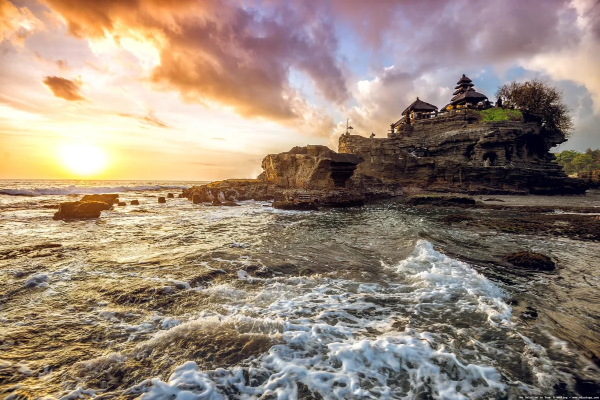Pura Tanah Lot saat senja hari