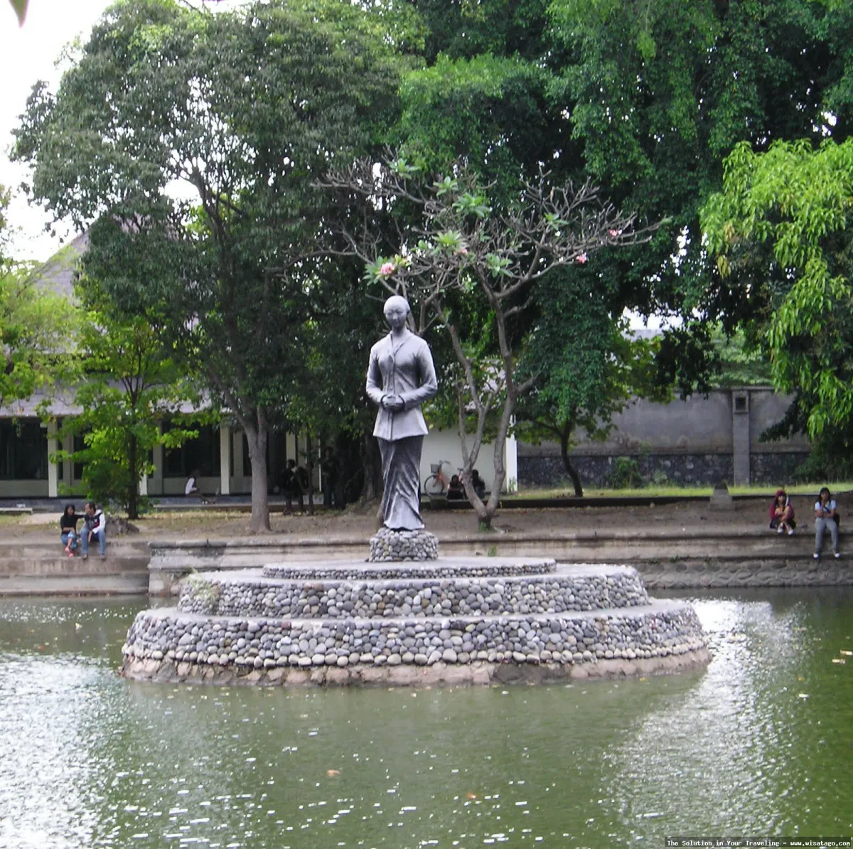 Taman Balekambang, oase hijau kota.
