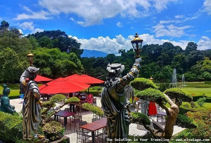 Taman Meksiko dengan tanaman eksotis.