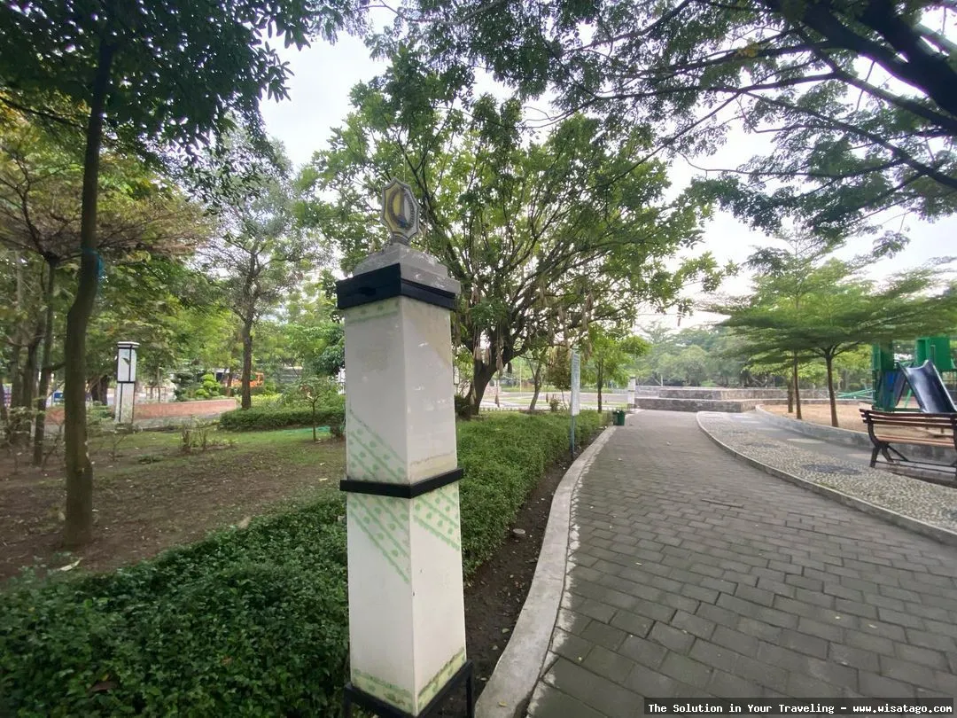 Taman Rajekwesi: keindahan ruang terbuka hijau