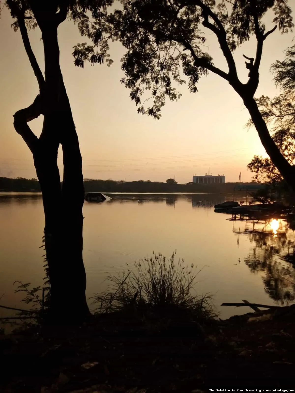 Telaga Ngipik, danau alami yang indah