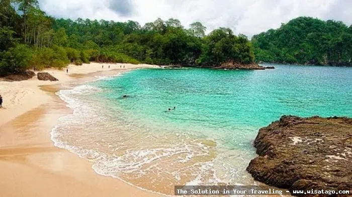Teluk Hijau dengan panorama menawan
