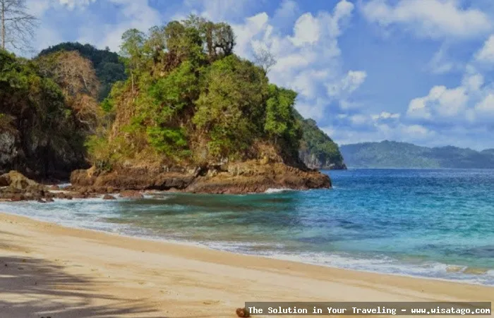 Teluk Hijau dengan air jernih