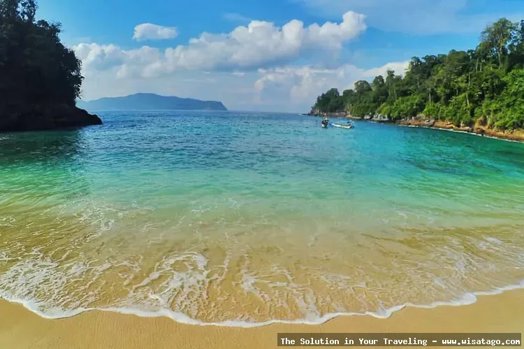 Teluk Hijau dengan pesona alam.