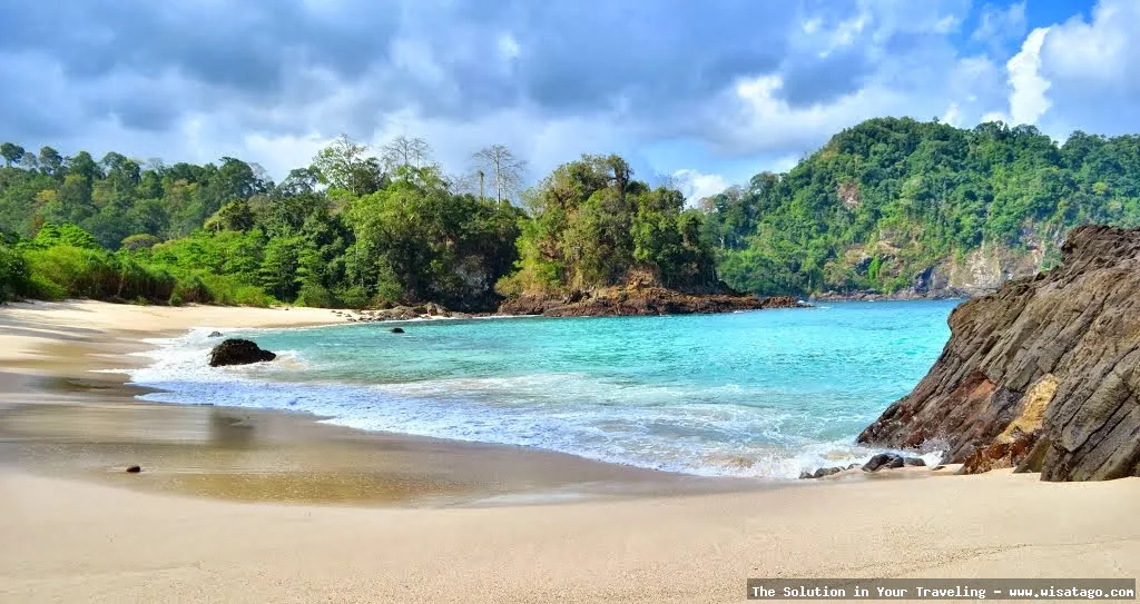 Teluk Hijau dengan air jernih
