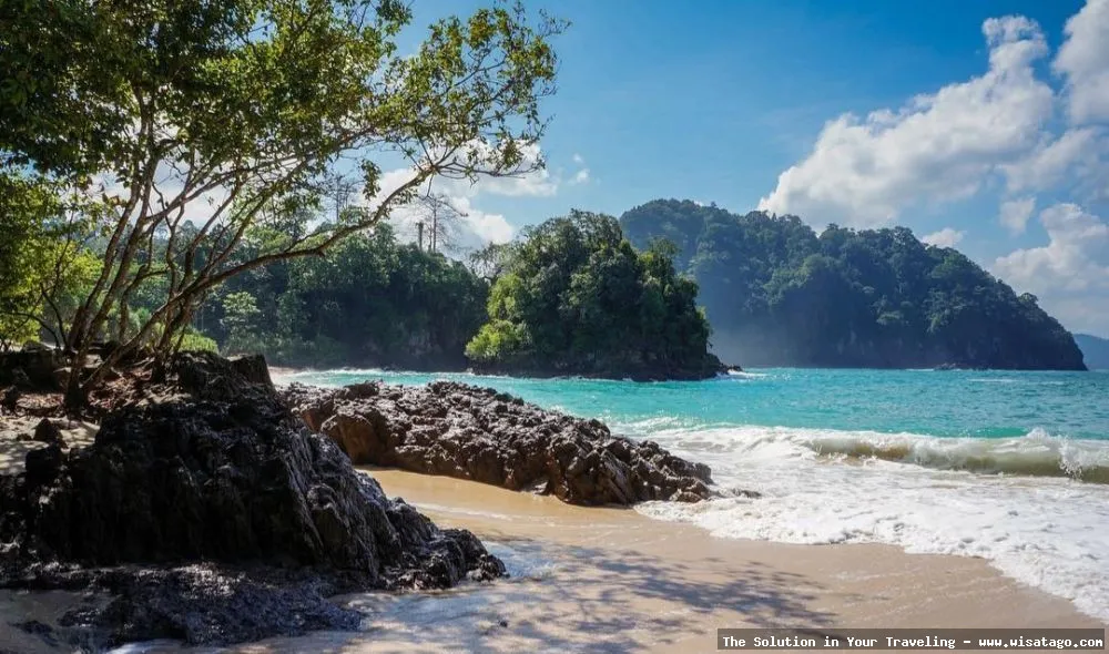 Teluk Hijau dengan pemandangan menawan