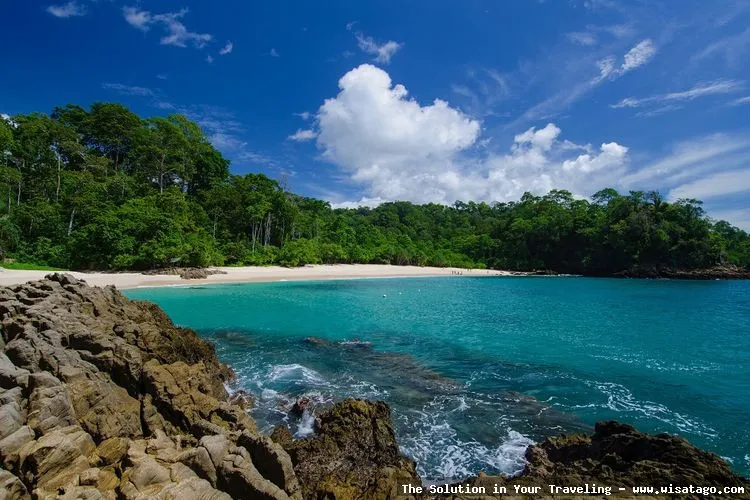 Teluk Hijau: keindahan alam memukau