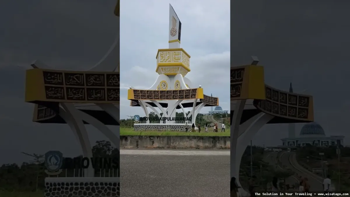 Tugu Gonggong Kepulauan Riau ikonik menjulang