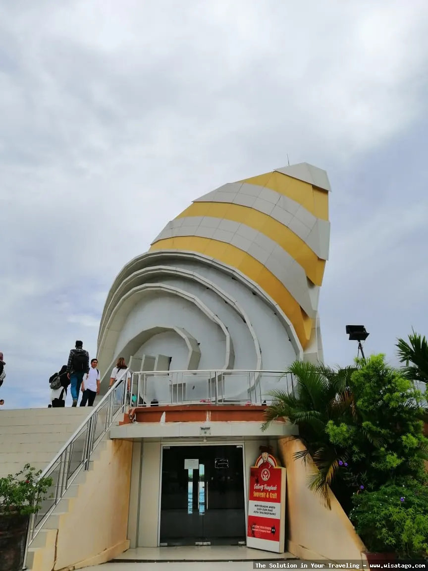 Tugu Gonggong Kepulauan Riau ikonik menjulang