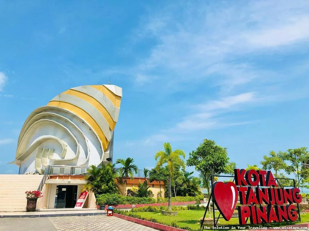 Tugu Gonggong Kepulauan Riau megah menjulang