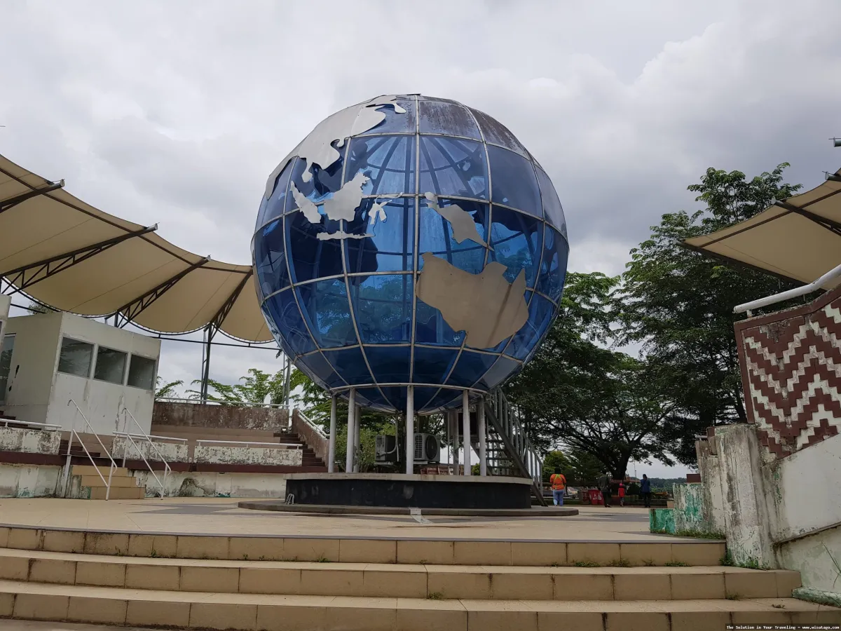 Tugu Khatulistiwa, simbol garis lintang nol