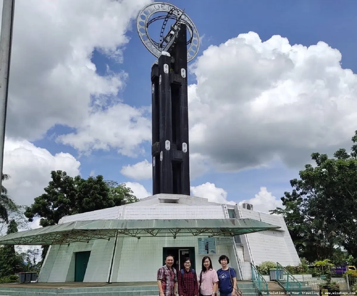 Tugu Khatulistiwa: simbol garis imajiner