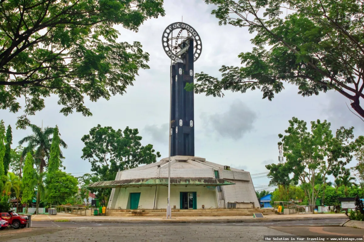 Tugu Khatulistiwa: Monumen garis imajiner