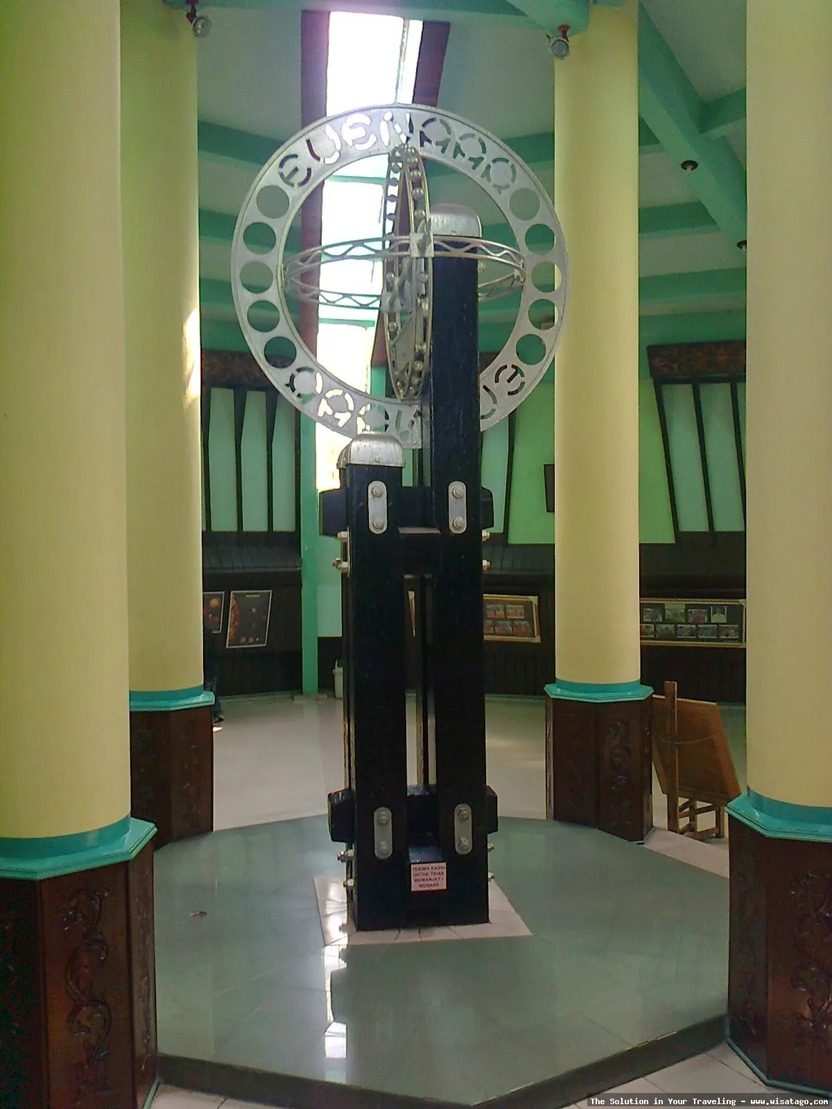Tugu Khatulistiwa, simbol garis lintang nol