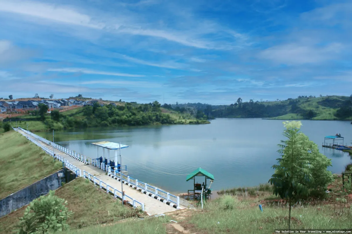 Waduk Kedungbrubus dan pemandangan sekitar
