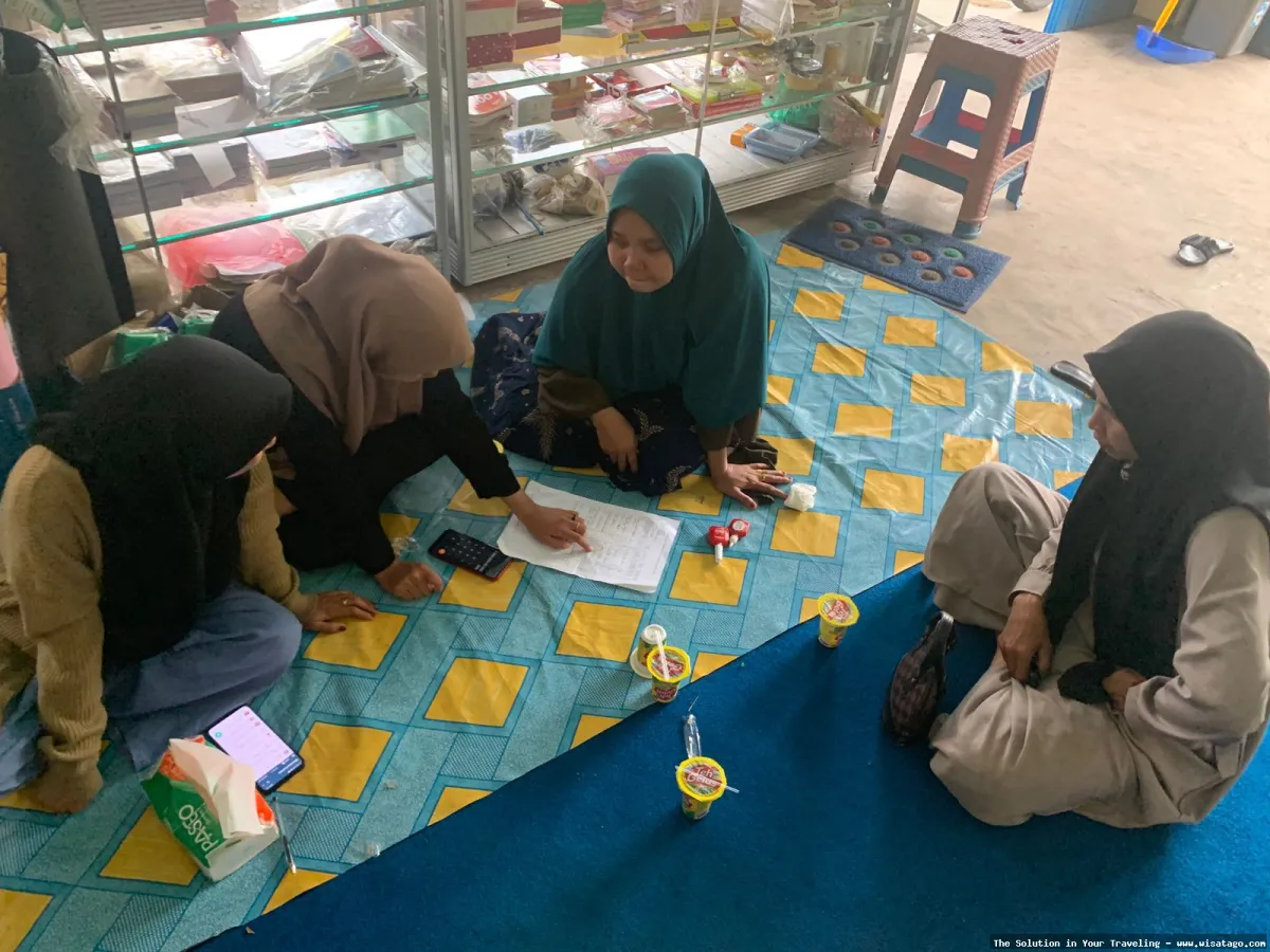 Warkop BUMDes Karya Bersama yang ramai.
