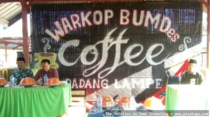 Warkop BUMDes Karya Bersama yang ramai.