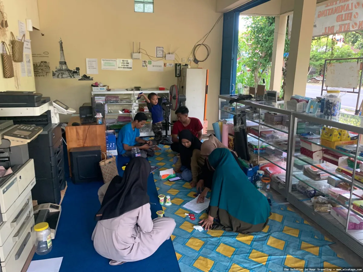 Warkop BUMDes Karya Bersama yang ramai.