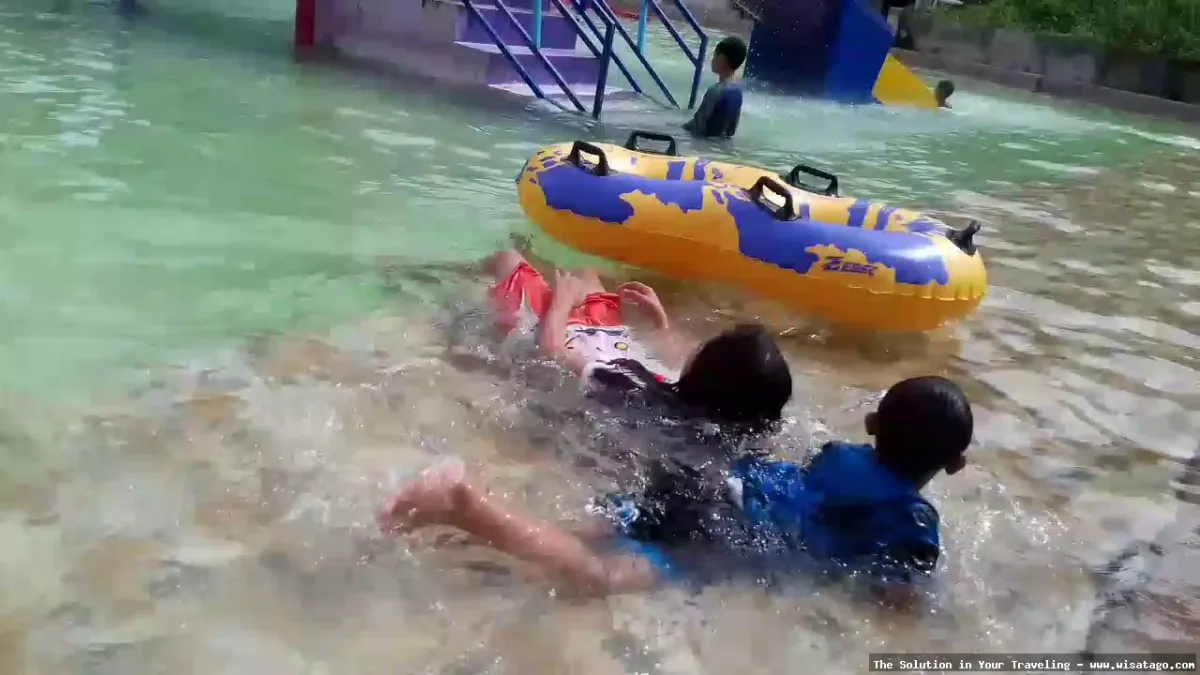 Waterboom Nagrak, keseruan bermain air.