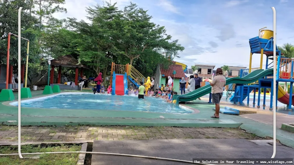 Wisata Arina Waterpark, kesegaran airnya memikat.