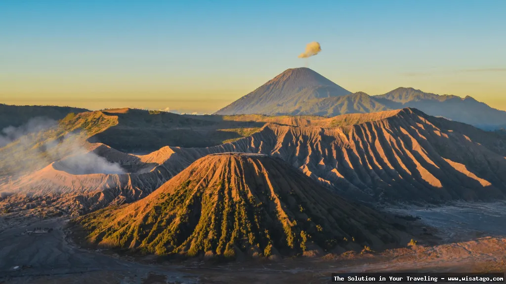 Wisata di Bromo: pemandangan kawah indah