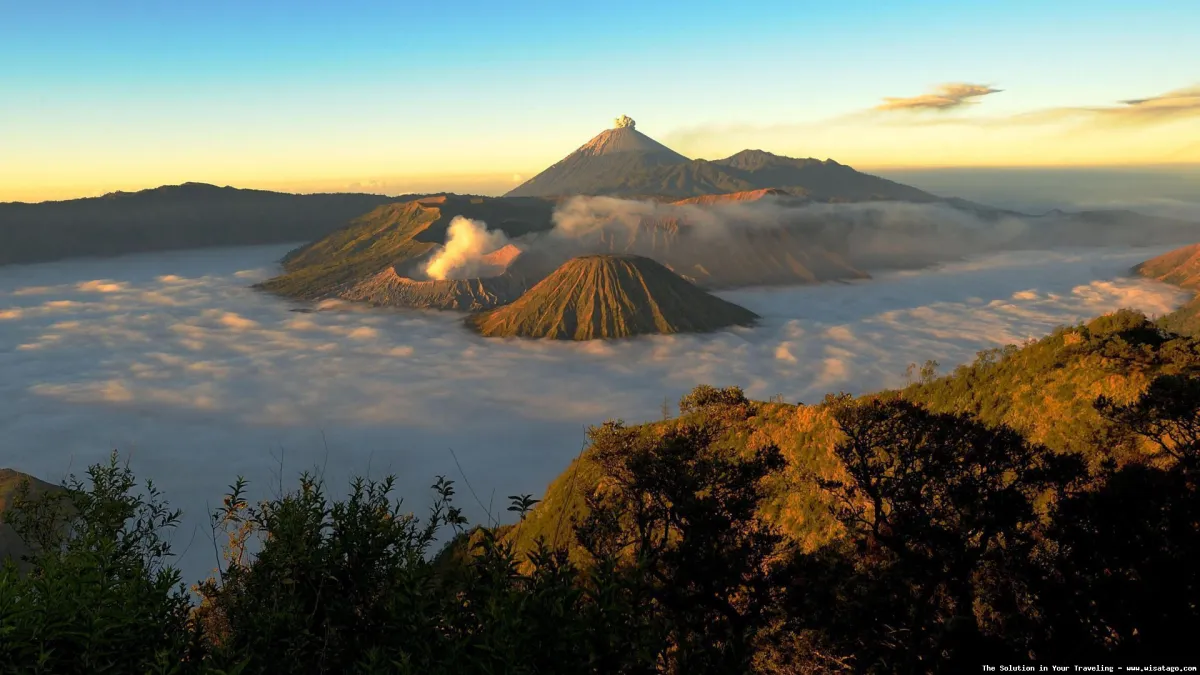 Wisata di Bromo: pemandangan kawah indah