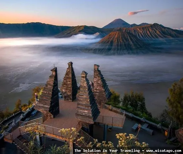 Wisata di Bromo: Pemandangan kawah aktif