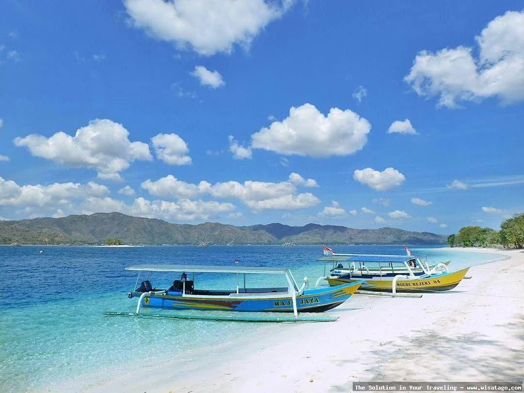 Wisata Gili Sudak, pantai eksotis.