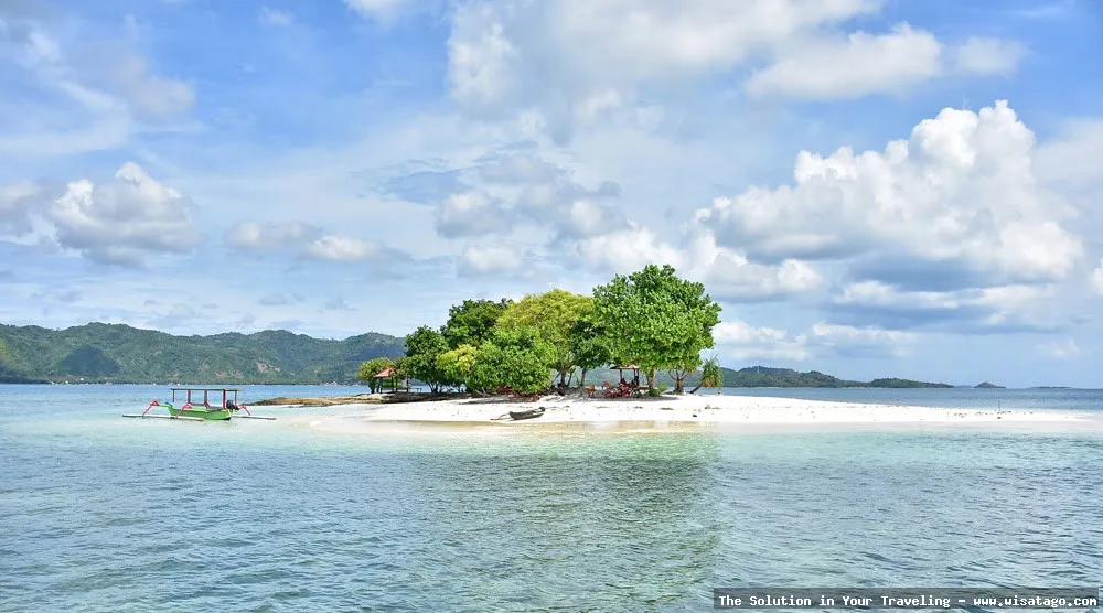 Wisata Gili Sudak, pantai eksotis.