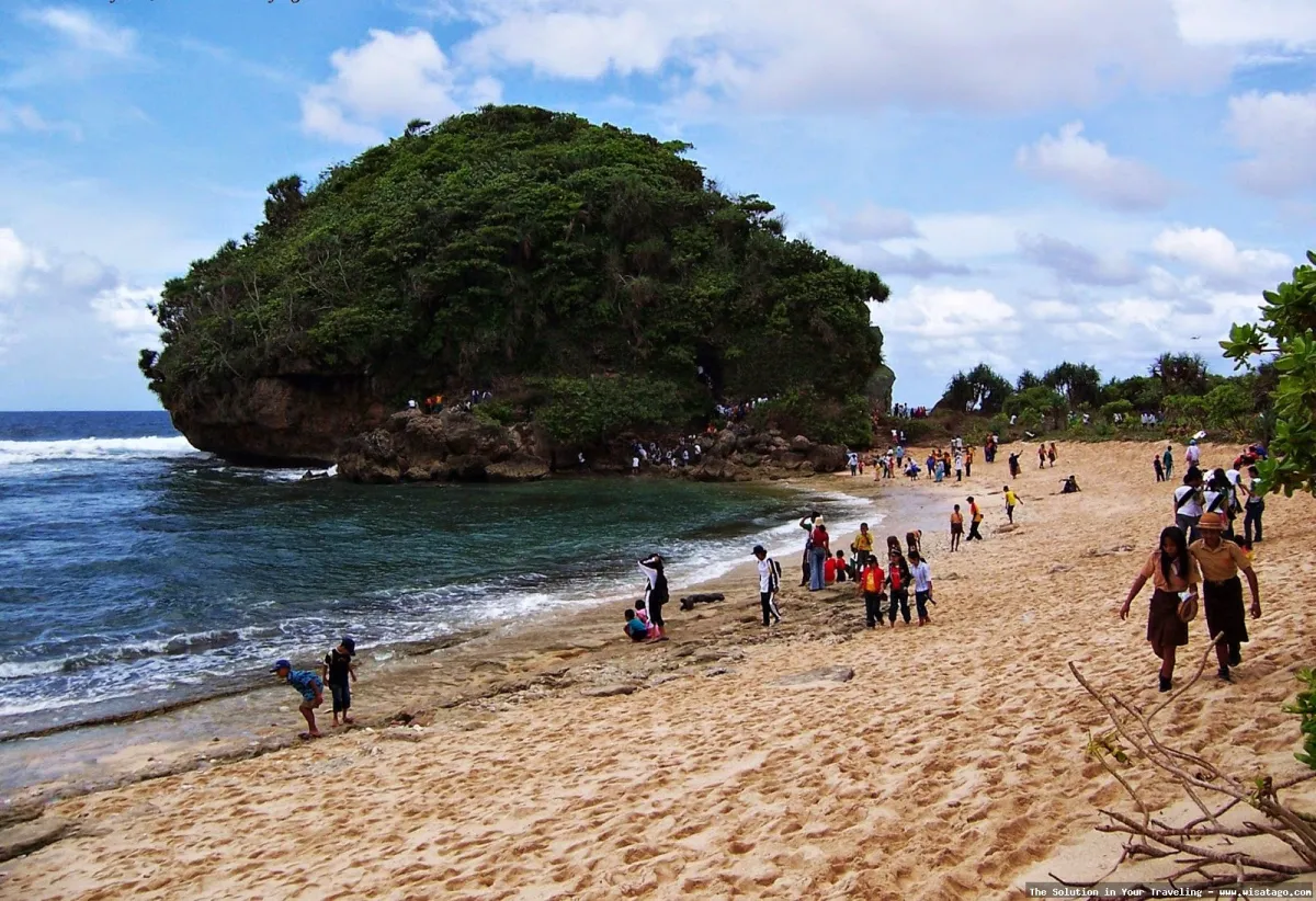 Wisata Goa Impol Jemaja yang memukau