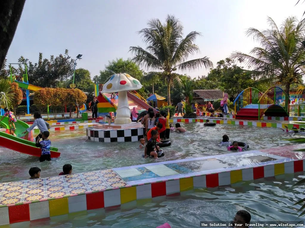 wisata Kampung Pelangi Waterpark ceria.
