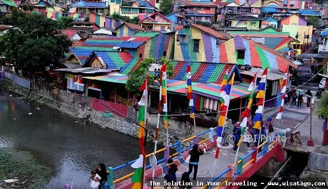 Wisata Kampung Pelangi Waterpark yang ceria