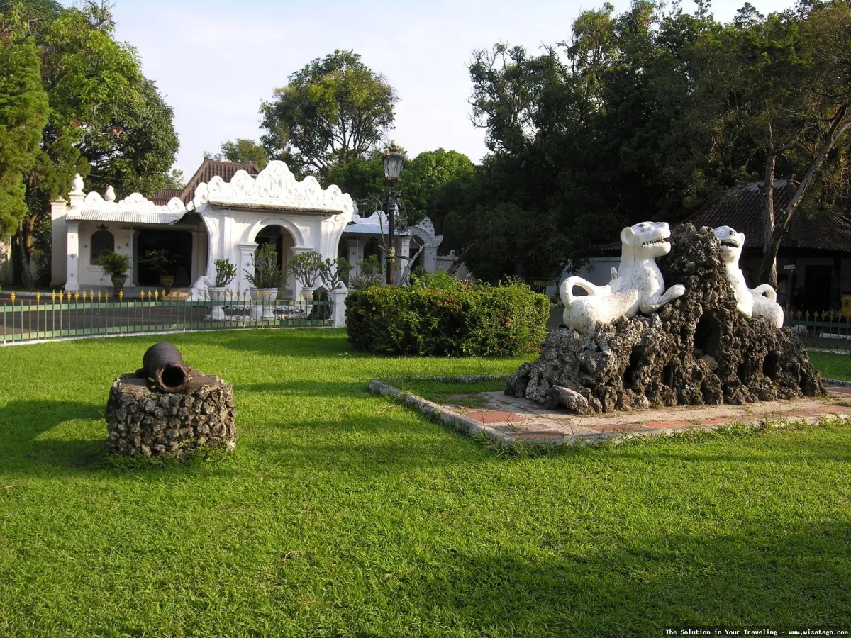 wisata Keraton Kasepuhan Cirebon yang megah