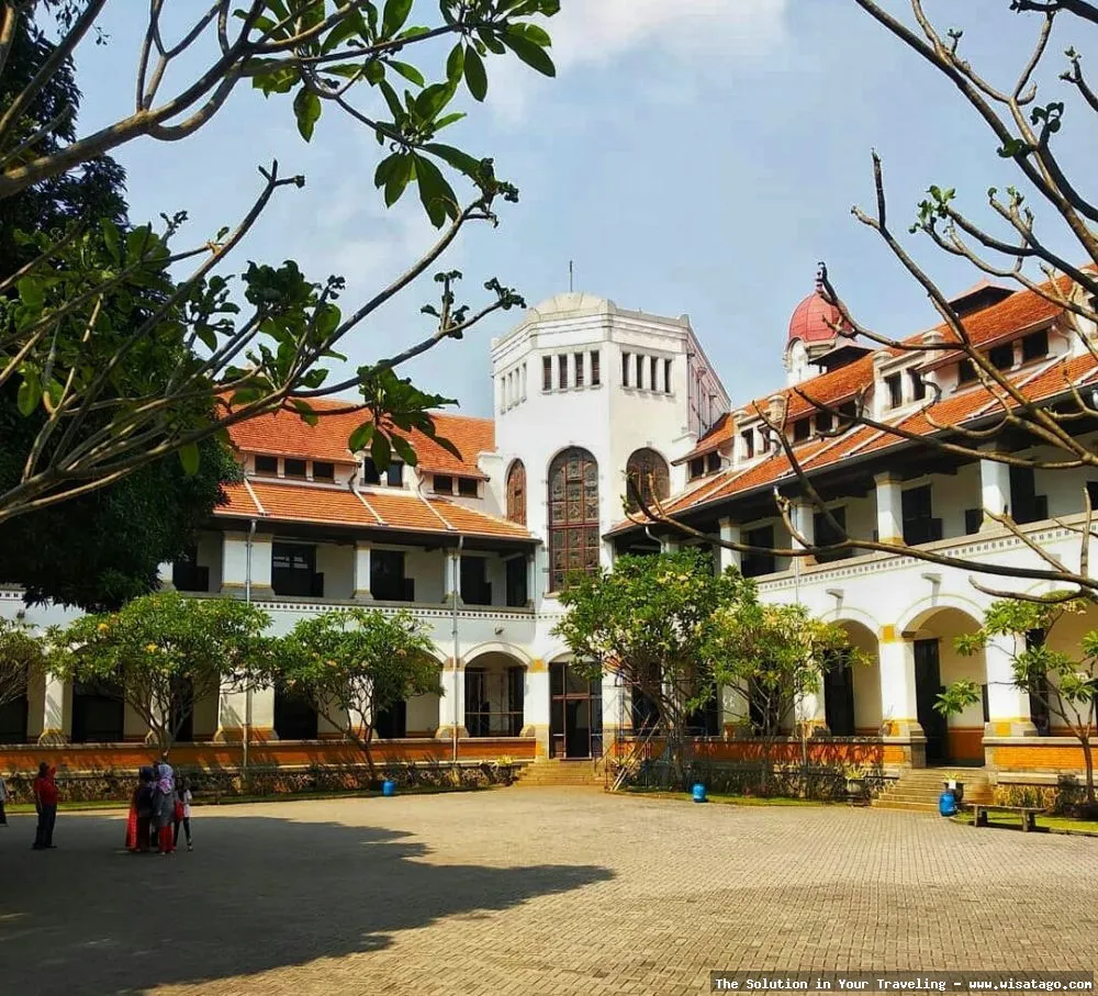 Wisata Lawang Sewu yang megah.