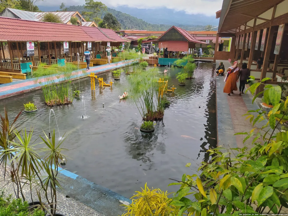 Wisata Lesehan Pak Uwo yang ramai