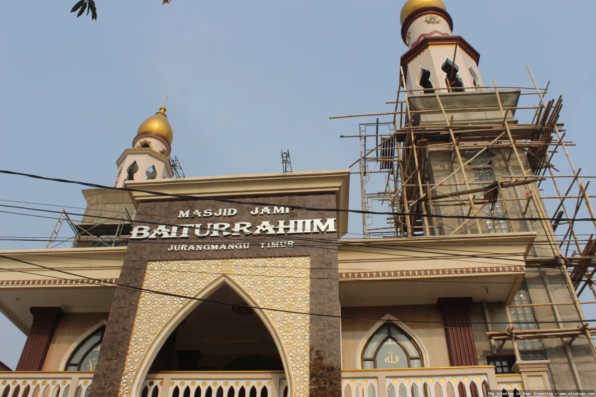 Wisata Masjid Jami Baiturrahim yang khusyuk