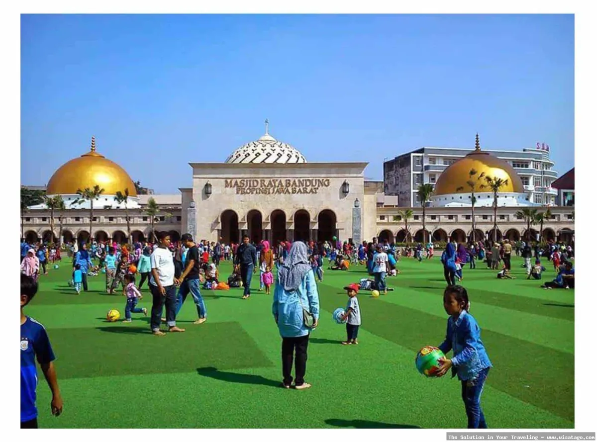 Wisata Masjid Raya Bandung ikonis.
