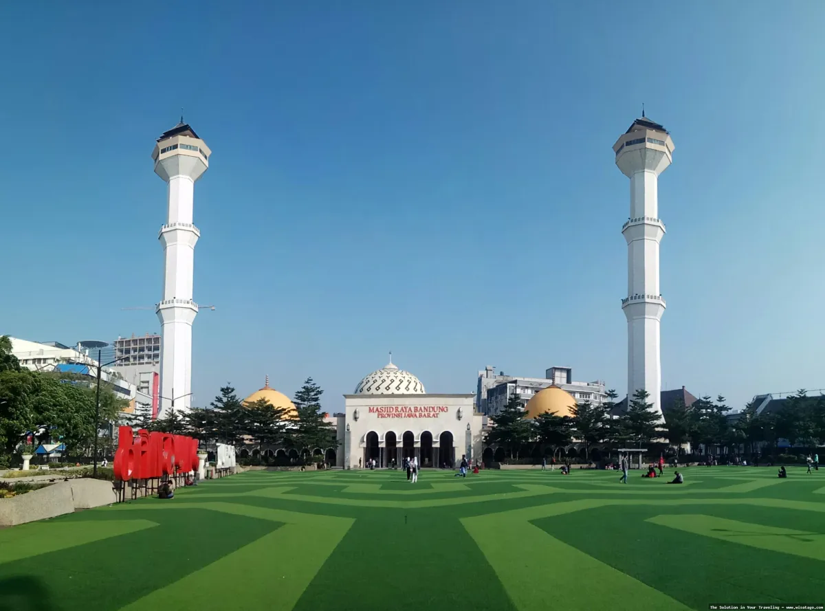 Wisata Masjid Raya Bandung yang indah.