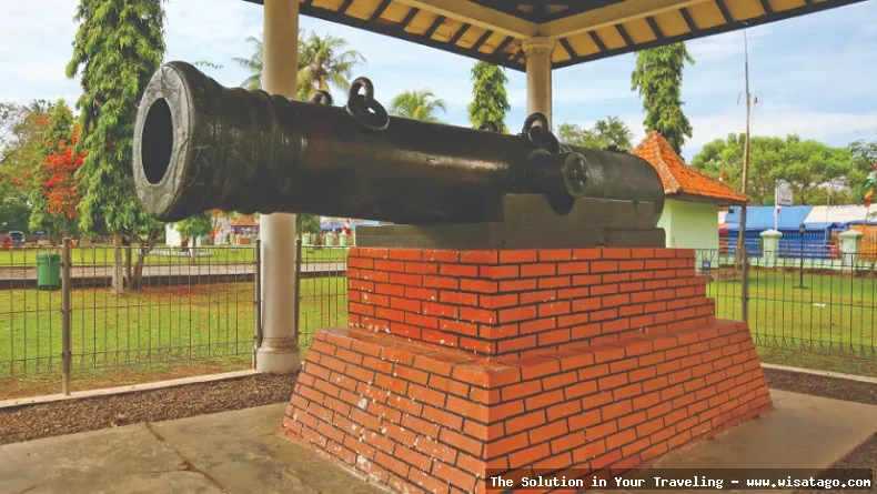 Wisata Meriam Tegak yang bersejarah.